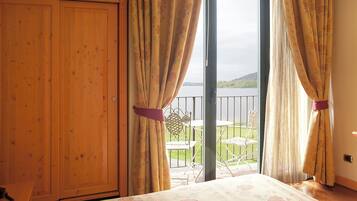 Camera doppia, vista lago | Minibar, una cassaforte in camera, con stile personalizzato