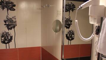 Ein Badezimmer mit Waschbecken, Spiegel und Handtuchhalter.