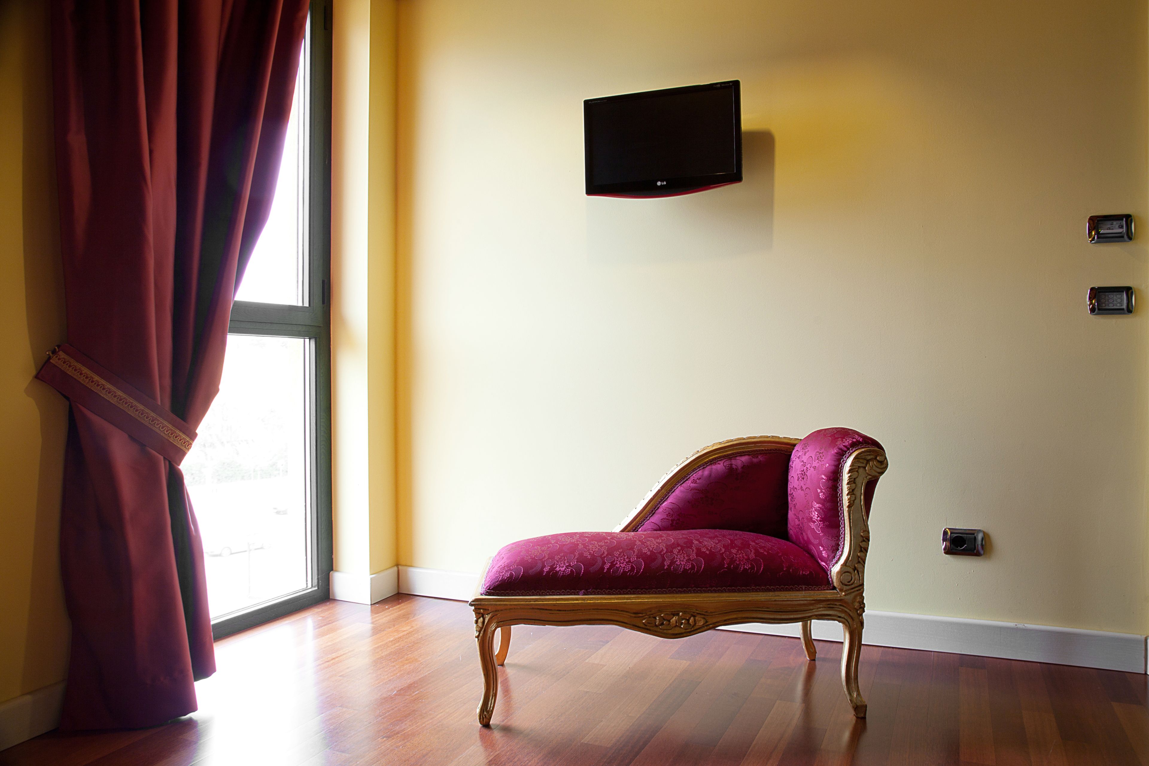 deluxe room, hot tub | minibar, in-room safe, individually decorated, desk