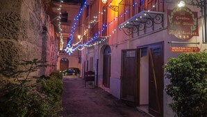 Front of property – evening/night - Al Giardino dell'Alloro - Locazioni Turistiche (Palermo)