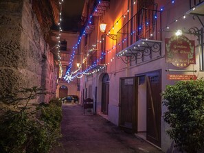 Fassade der Unterkunft – Abend/Nacht