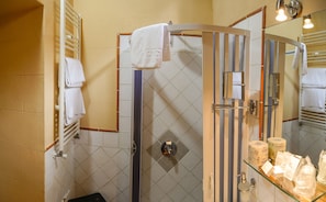 Quarto casal luxo | Banheiro | Chuveiro com efeito de chuva, produtos de toalete grátis