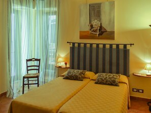 Phòng đôi tiện nghi đơn giản, hiên | Bộ trải giường bằng vải Frette của Ý, bộ đồ giường cao cấp 
