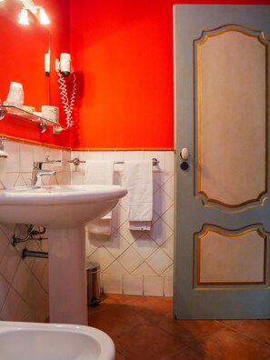 Driepersoonskamer | Badkamer | Een regendouche, gratis toiletartikelen, een haardroger, badjassen