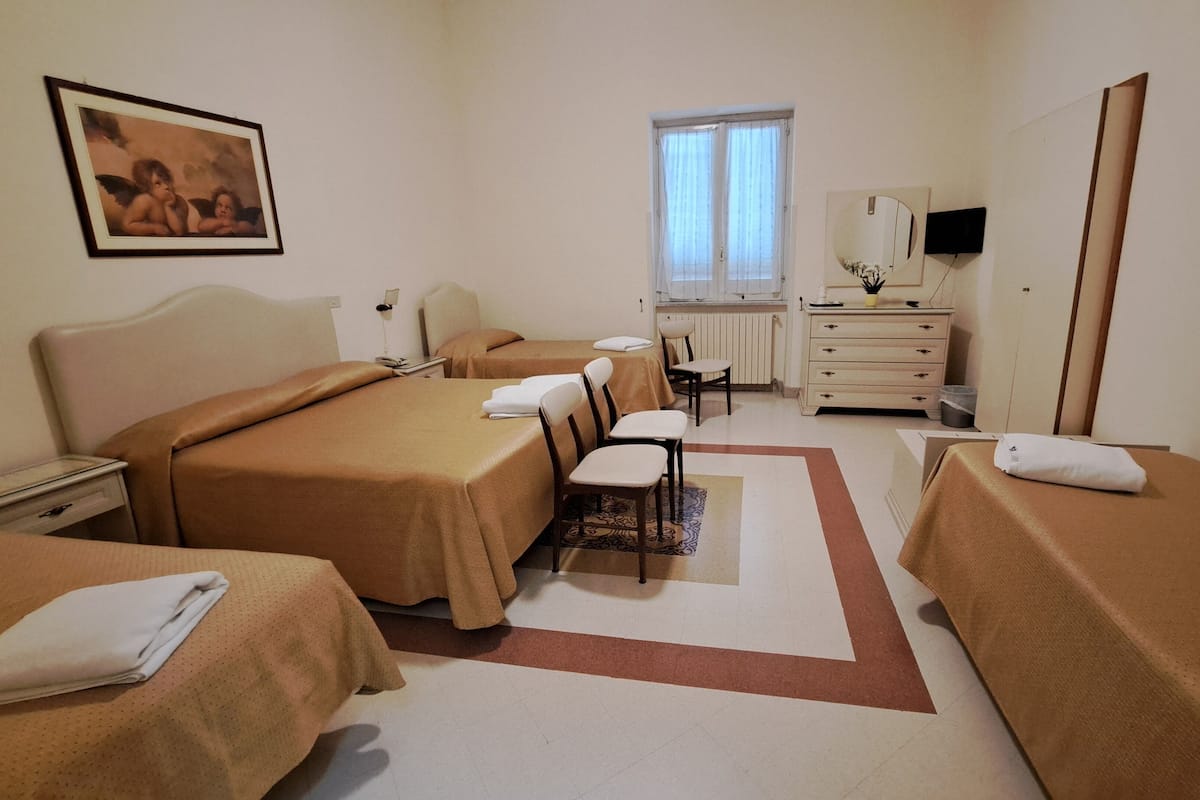 Familierom | Skrivebord, strykejern/-brett, wi-fi (inkludert) og sengetøy