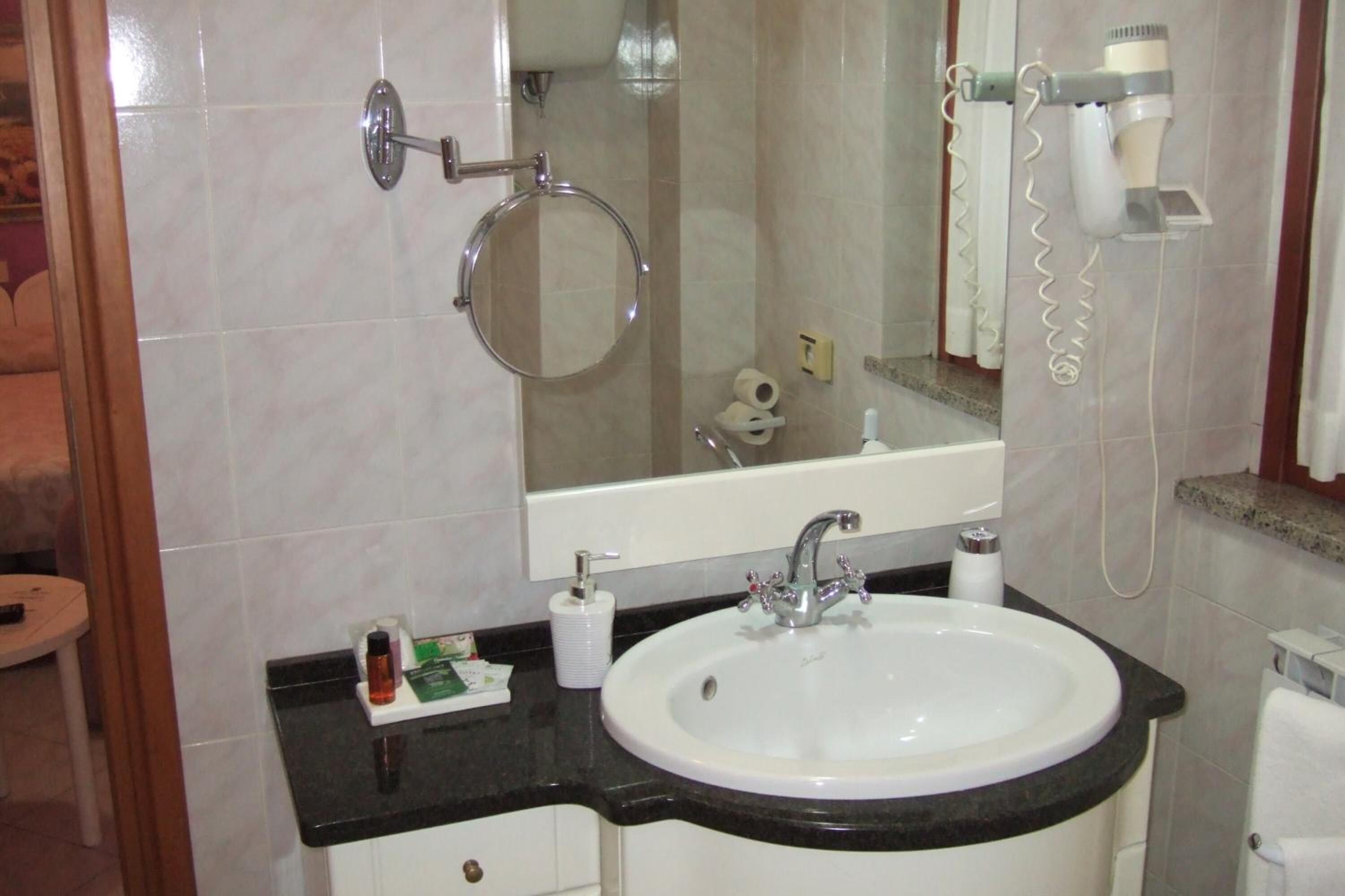 shower, free toiletries, hair dryer, bidet