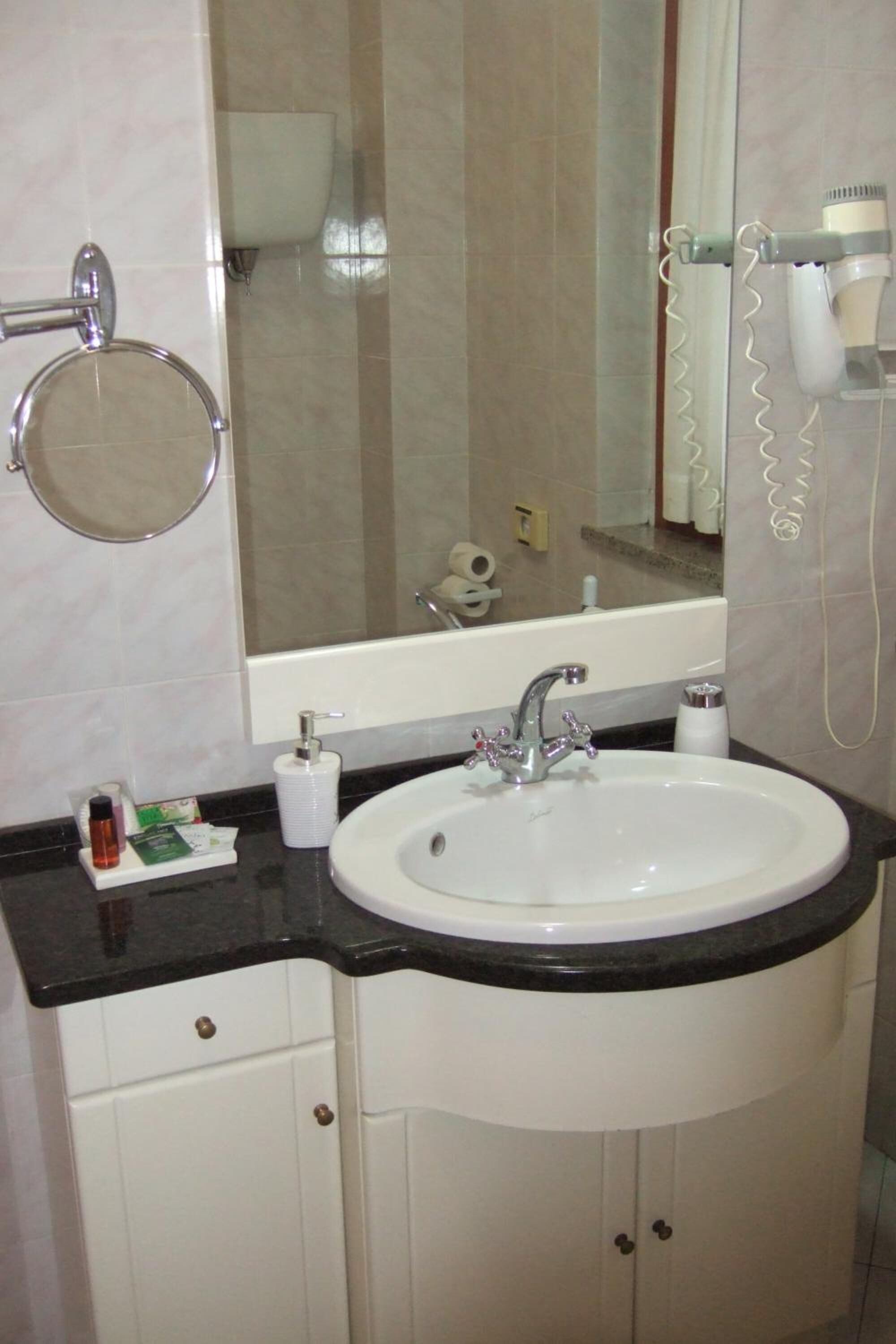 shower, free toiletries, hair dryer, bidet