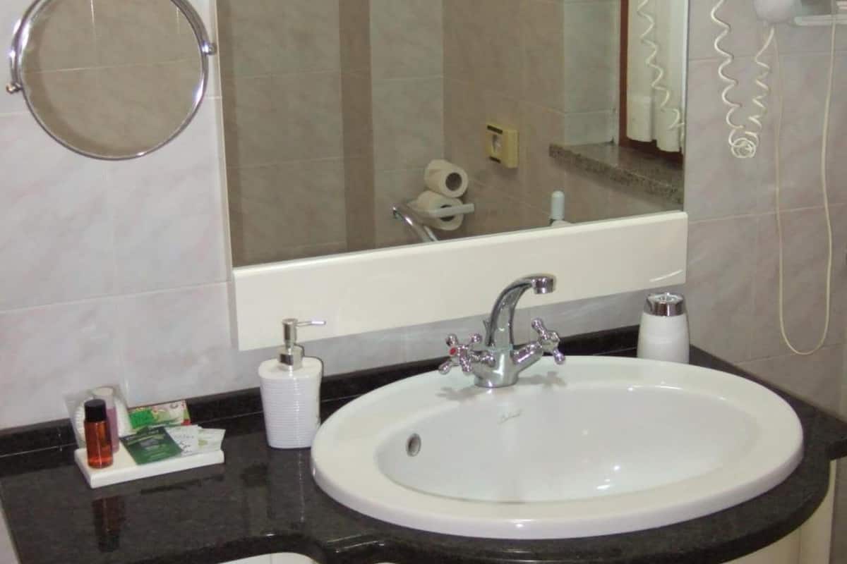 shower, free toiletries, hair dryer, bidet