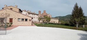 A large stone building with multiple windows and a courtyard. - Country House Parco Ducale (Urbania)