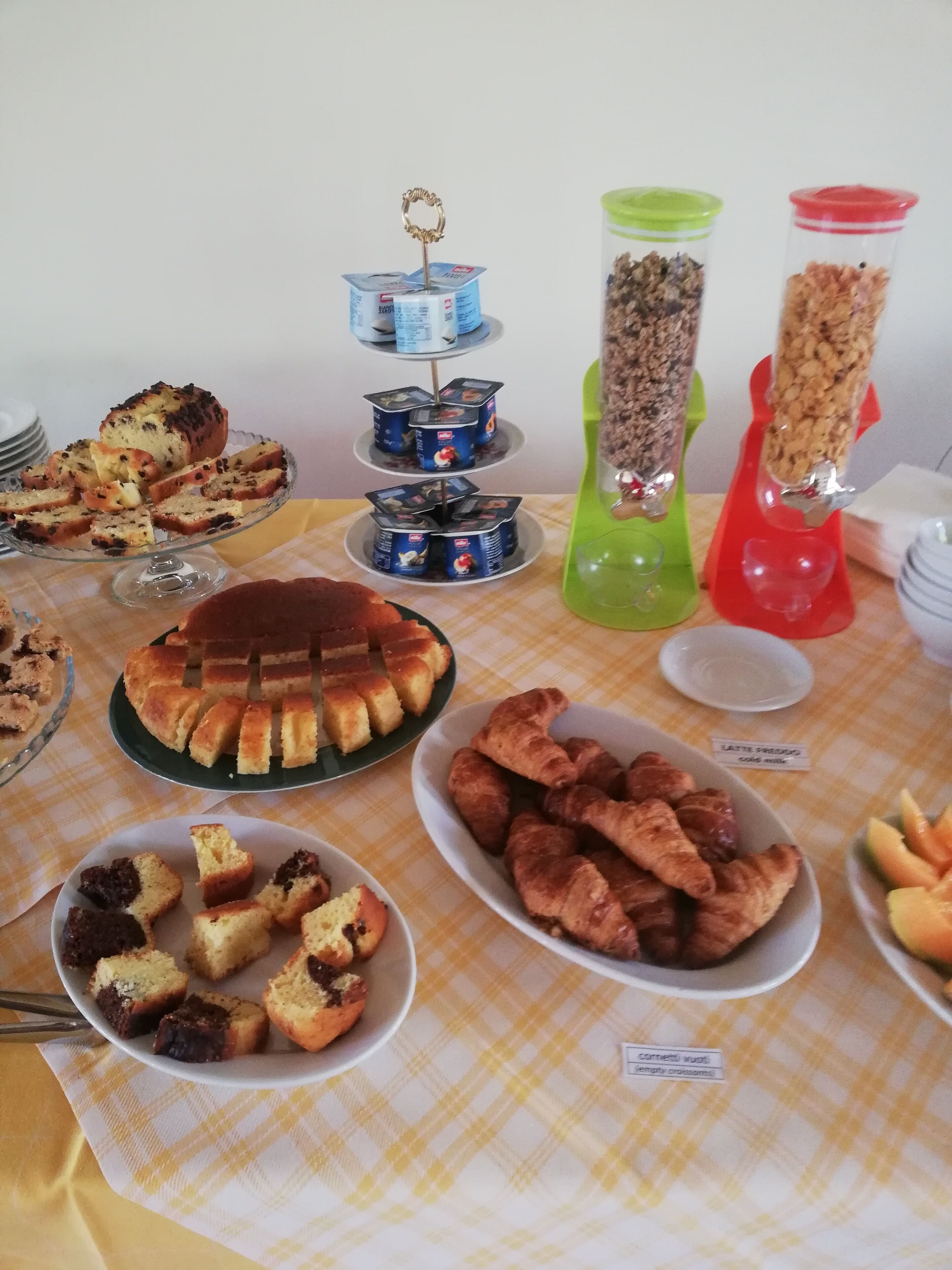 Un bufet amb diversos aliments, incloent pa, pastissos i aliments en conserva.