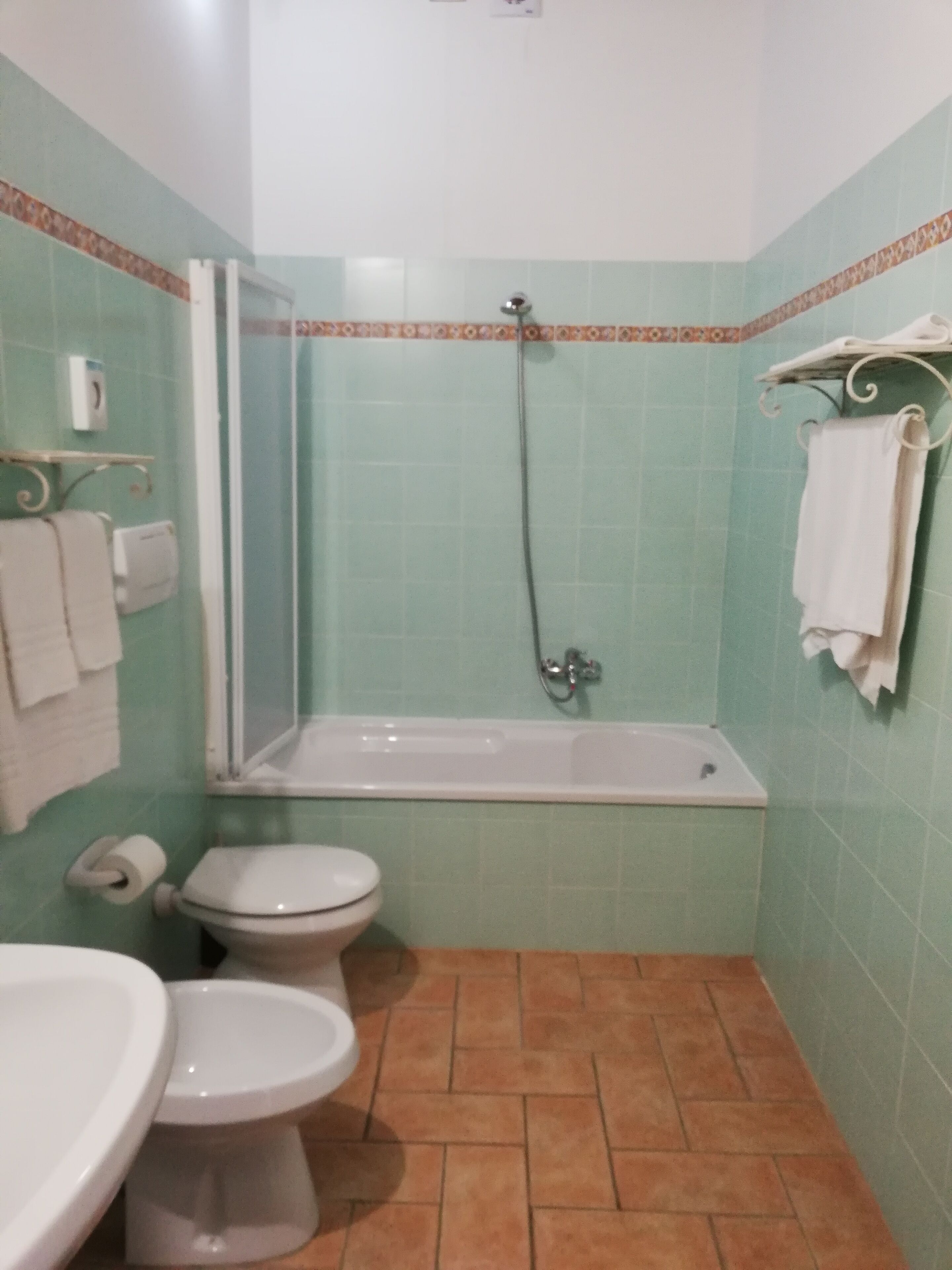Ein Badezimmer mit Toilette, Waschbecken und Badewanne.