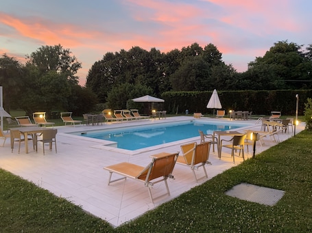Outdoor pool. Mini Hotel Le Ville