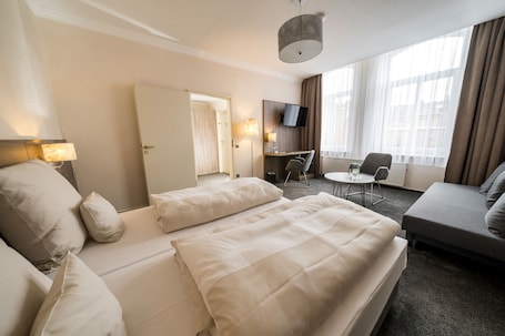 Double Room | Escritorio, tabla de planchar con plancha, cunas y camas extra