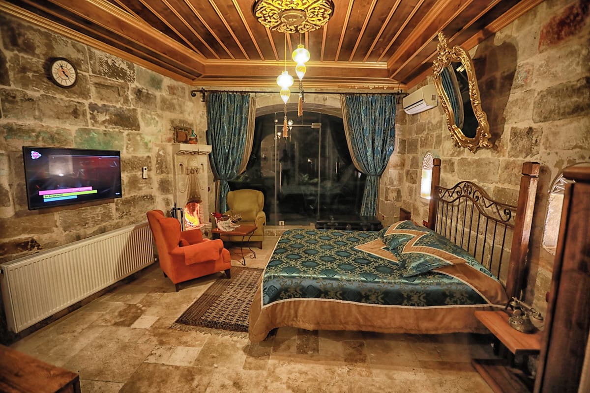 Superior Double Room | 1 bedroom, in-room safe, soundproofing, iron/ironing board