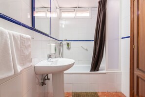 Douche, sèche-cheveux, peignoirs, serviettes fournies