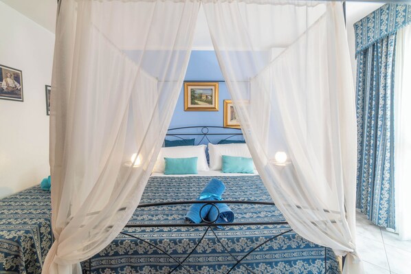 Cubrecamas, caja de seguridad en la habitación y escritorio