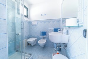 Shower, hair dryer - B&B Rita e Renzo (Riola Sardo)