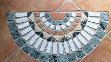 Un motif de mosaïque composé de carreaux disposés en forme circulaire.