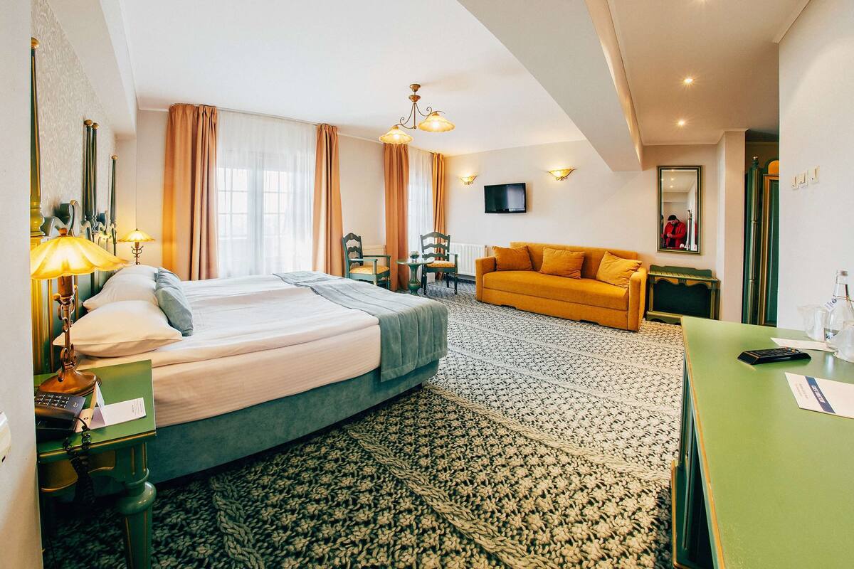 suite, 1 king bed, balcony | 2 bedrooms, hypo-allergenic bedding, in-room safe, blackout curtains