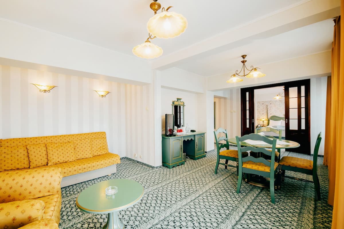 suite, 1 king bed, balcony | 2 bedrooms, hypo-allergenic bedding, in-room safe, blackout curtains