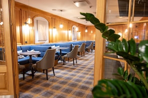 2 restaurants; breakfast, lunch, dinner, and brunch served