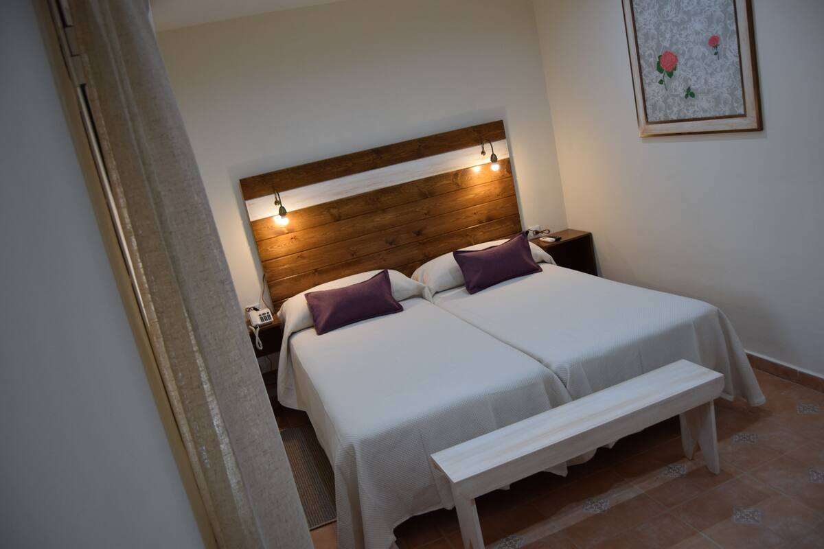 Economy Twin Room | In-room safe, free cots/infant beds, rollaway beds