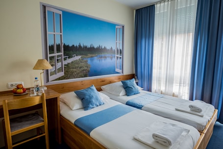 1 habitación, escritorio, tabla de planchar con plancha y cunas