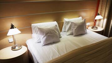 Minibar, caja de seguridad en la habitación y escritorio