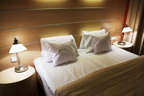 Minibar, caja de seguridad en la habitación y escritorio