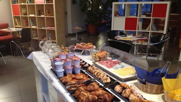 Buffet déjeuner servi tous les jours en supplément