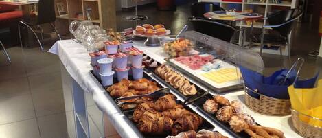 Frokostbuffé hver dag (EUR 5 per person)
