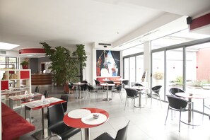 Colazione a buffet, servita tutte le mattine (5 EUR a persona) 