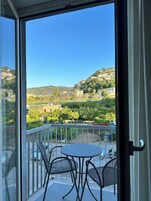 经典客房, 阳台 | 迷你吧、客房内保险箱、办公桌、遮光窗帘