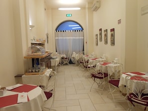 Café da manhã com buffet grátis todos os dias