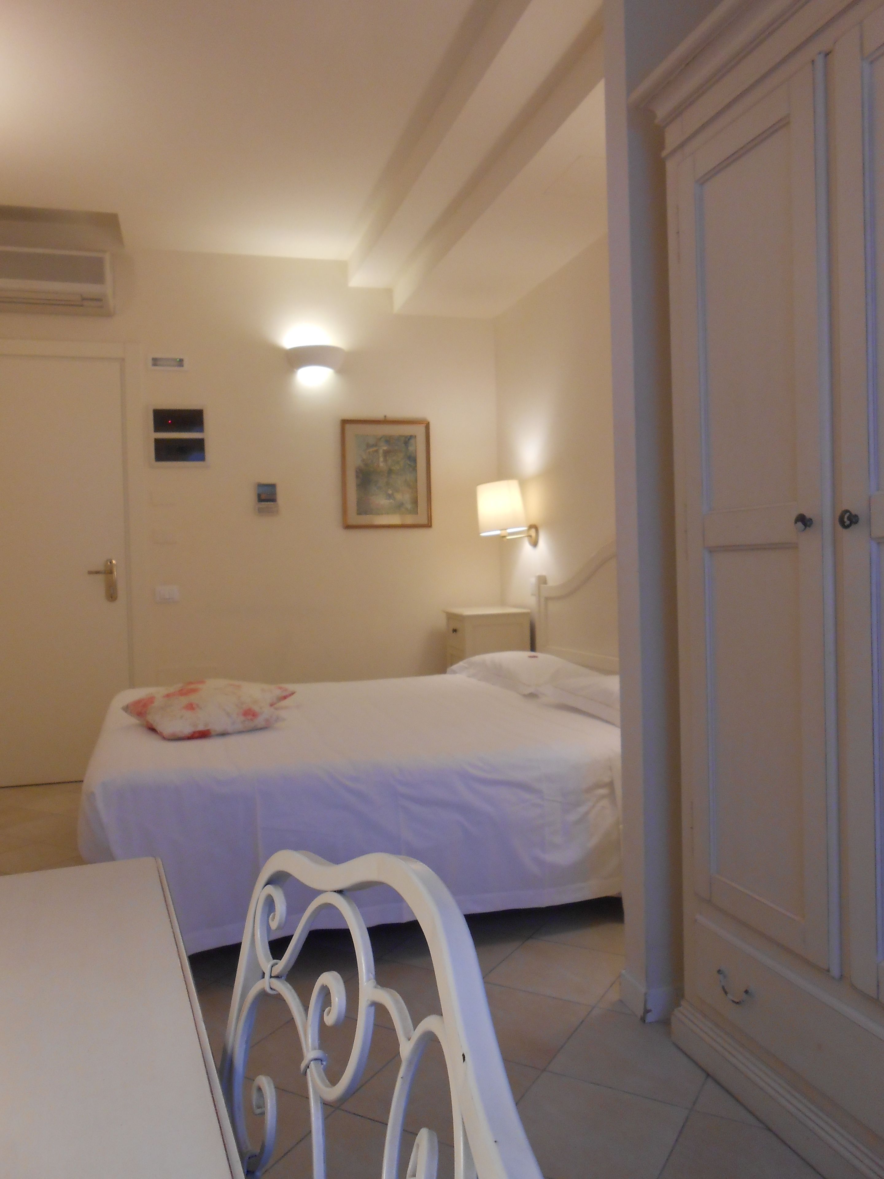 double room single use | in-room safe, desk, free wifi, bed sheets
