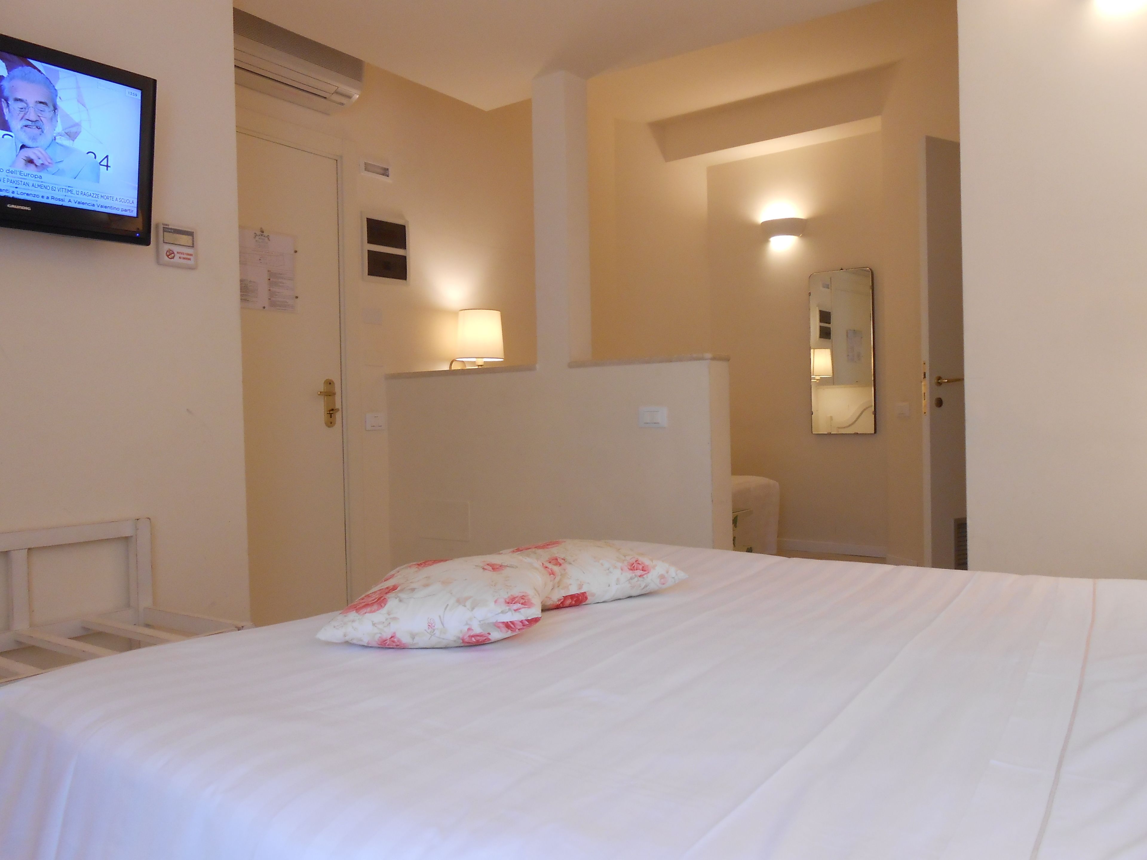 triple room | in-room safe, desk, free wifi, bed sheets