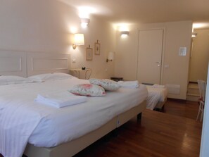 Triple Room | In-room safe, desk, free WiFi, bed sheets - Albergo Atlantic (Bologna)