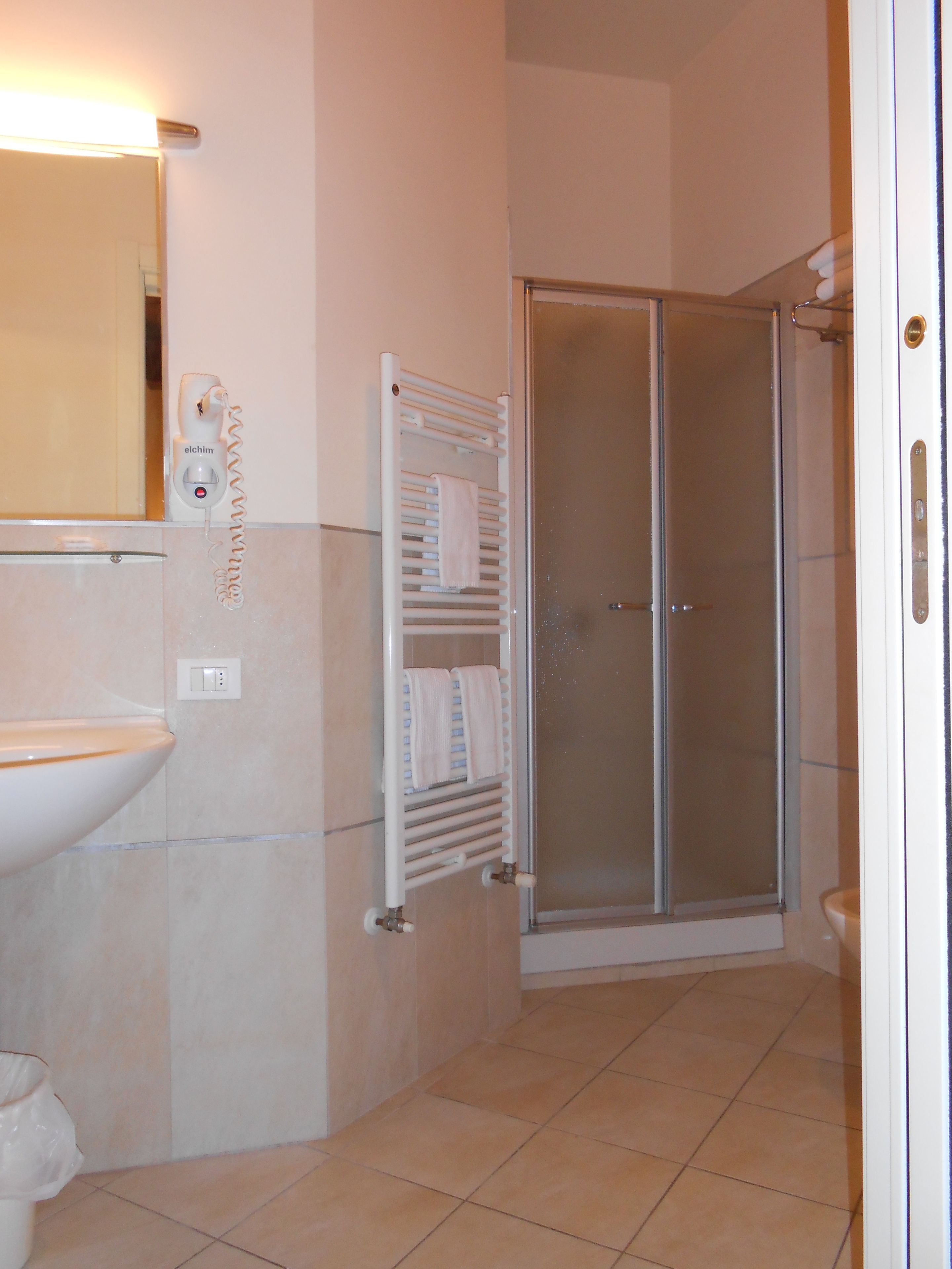 triple room | bathroom | free toiletries, hair dryer, bidet, towels