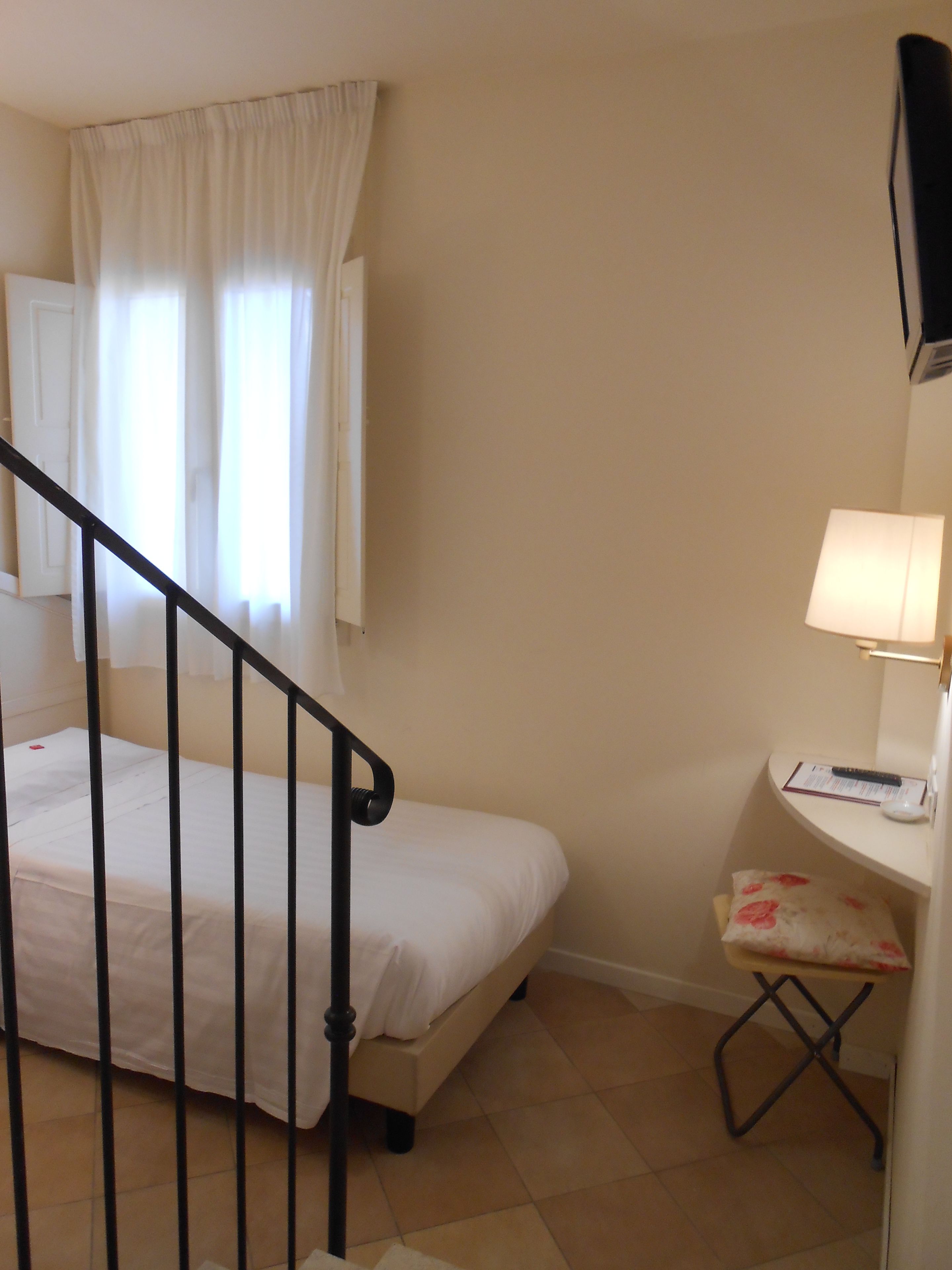 single room | in-room safe, desk, free wifi, bed sheets