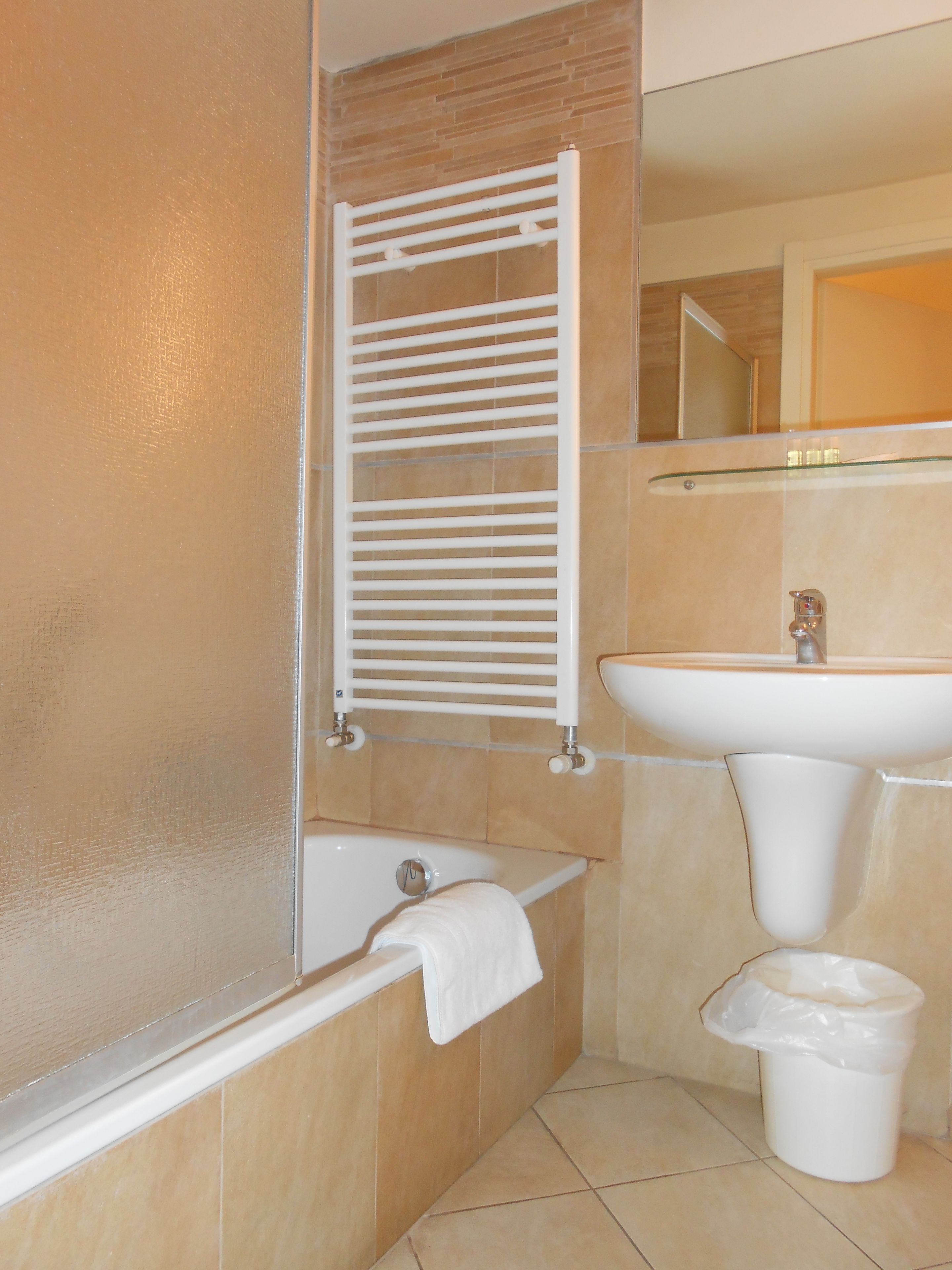 Ein Badezimmer mit Badewanne, Duschkabine, Waschbecken und Toilette.