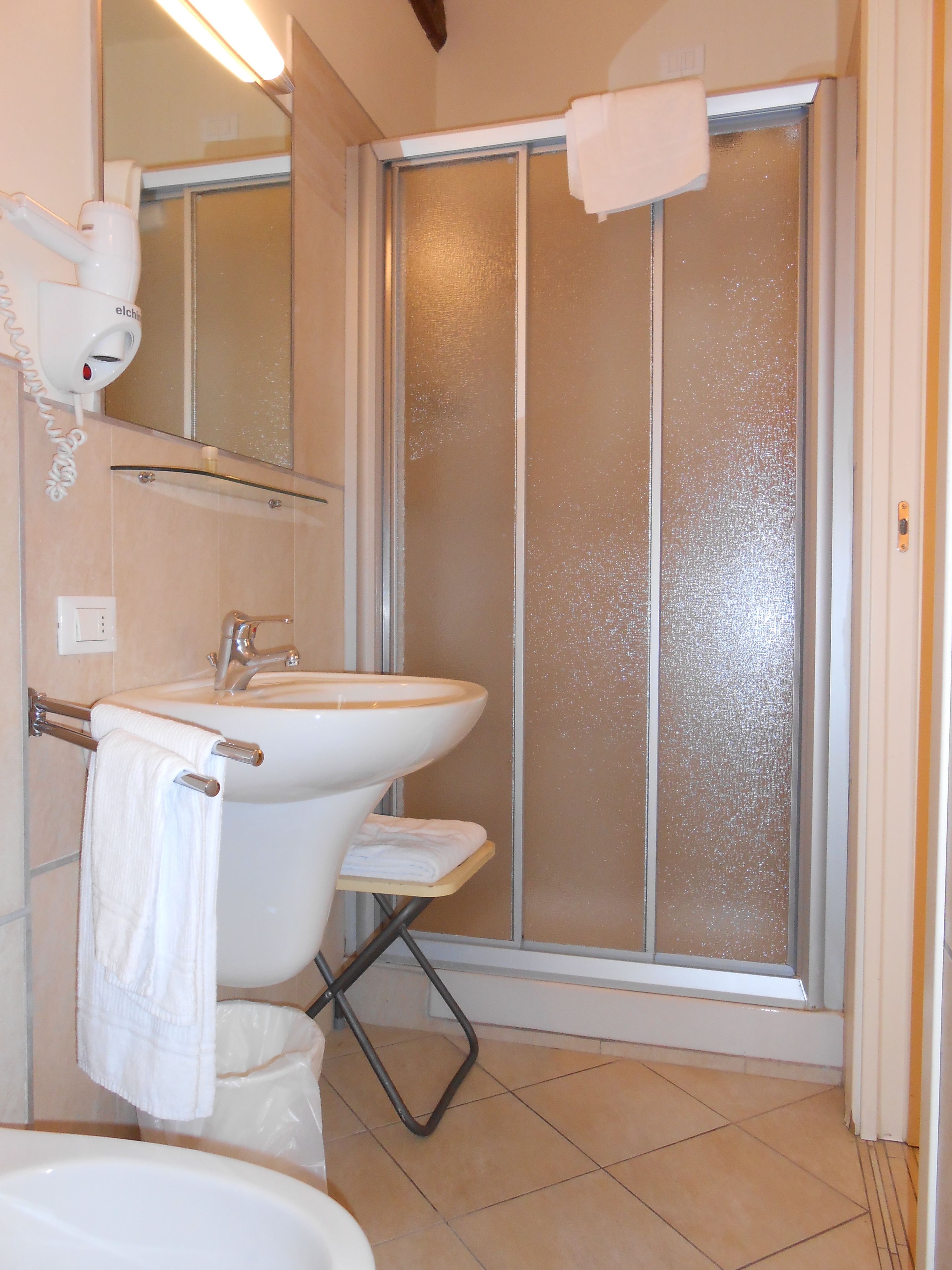 single room | bathroom | free toiletries, hair dryer, bidet, towels
