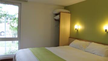 Premium bedding, desk, soundproofing, free WiFi