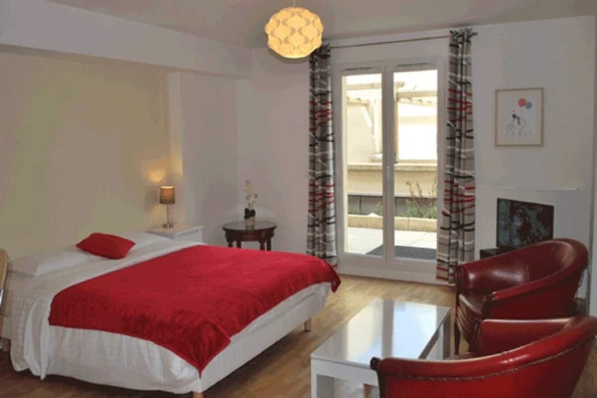 Biancheria da letto di alta qualità, una scrivania, insonorizzazione