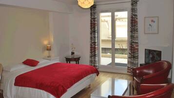 Premium bedding, desk, soundproofing, free WiFi