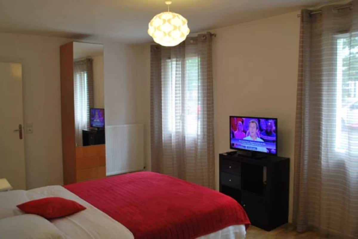 premium bedding, desk, soundproofing, free wifi