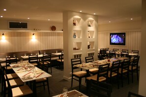 Buffet breakfast for a fee on weekdays - Hôtel Restaurant Maison Blanche (Rungis)