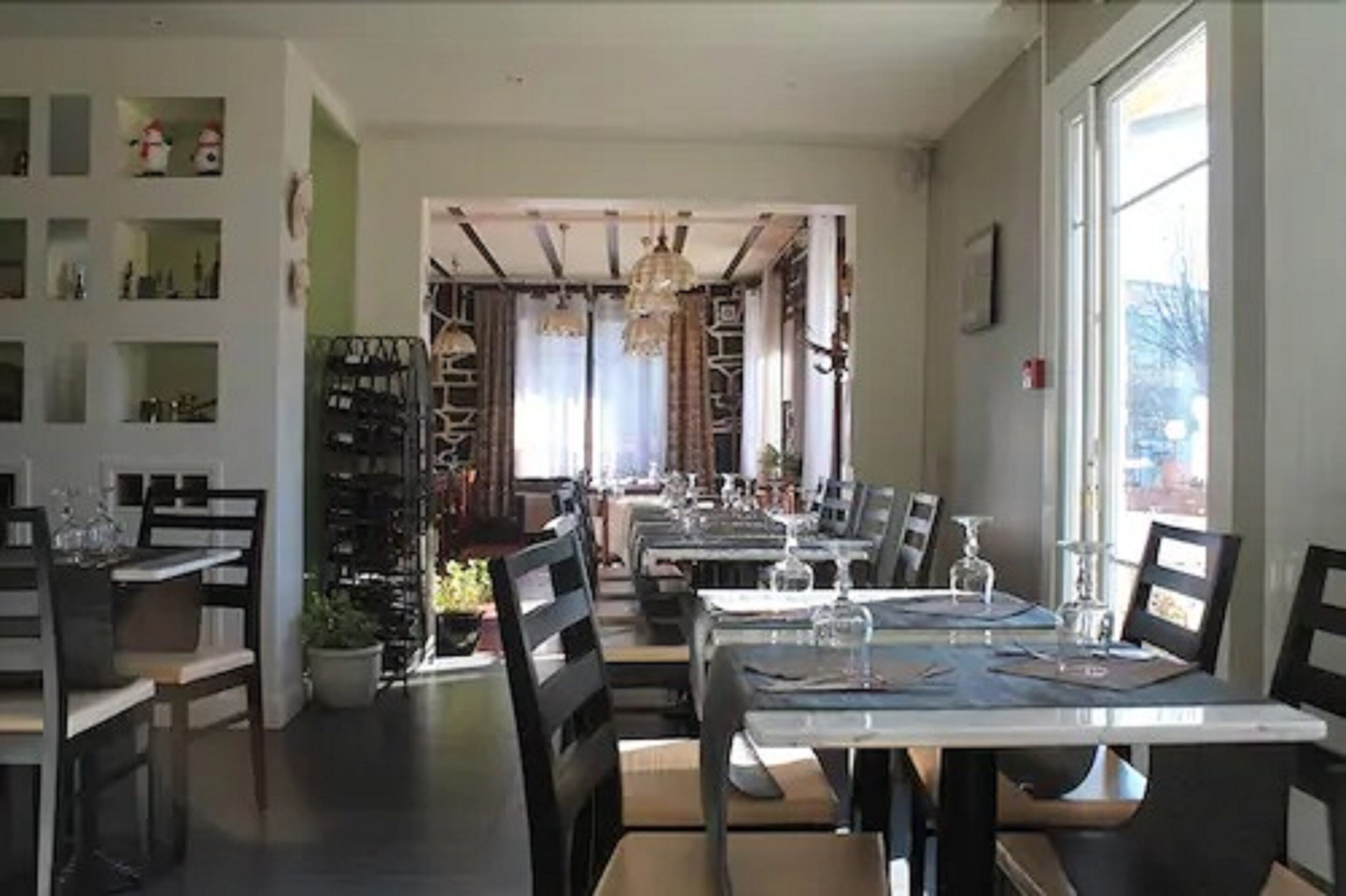 breakfast, lunch, dinner served; middle eastern cuisine