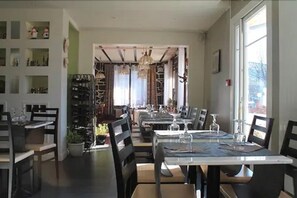 Breakfast, lunch, dinner served; Middle Eastern cuisine 