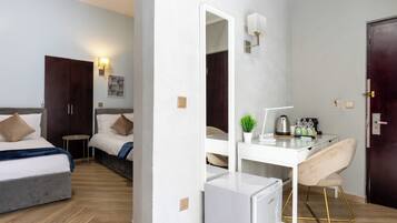 Habitación triple Confort | Sábanas italianas Frette, ropa de cama hipoalergénica y edredón
