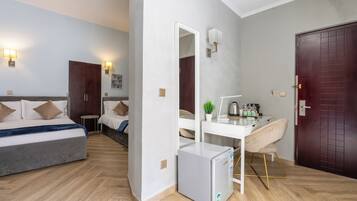 Habitación triple Confort | Sábanas italianas Frette, ropa de cama hipoalergénica y edredón